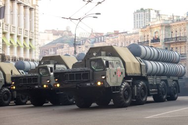 Ukrayna S-300 hava savunma sistemi 20 Ağustos 2021 'de Ukrayna' nın merkezindeki Bağımsızlık Günü askeri geçit töreninin provası sırasında. Yüksek kalite fotoğraf