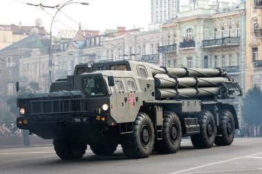 Ukrayna çoklu roket fırlatıcısı BM-30 Smerch 20 Ağustos 2021 'de Ukrayna' nın merkezindeki Bağımsızlık Günü askeri geçit töreninin provası sırasında. Yüksek kalite fotoğraf