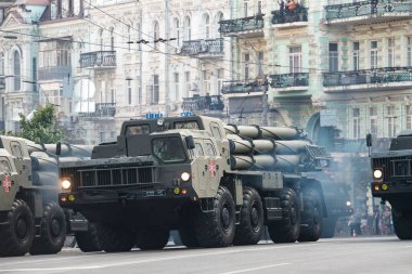 Ukrayna çoklu roket fırlatıcısı BM-30 Smerch 20 Ağustos 2021 'de Ukrayna' nın merkezindeki Bağımsızlık Günü askeri geçit töreninin provası sırasında. Yüksek kalite fotoğraf