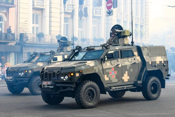 Lekki Pojazd Pancerny Novator Podczas Próby Parady Wojskowej Dnia Niepodległości — Zdjęcie stockowe
