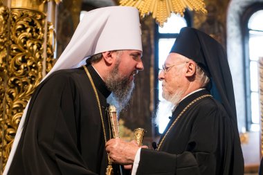 Aziz Michael Altın Kubbe Manastırı, Kyiv, Ukrayna Ağustos 2021 'de yapılan dini ayin sırasında Ukrayna Ortodoks Kilisesi' nin başı olan Başpiskopos Bartholomew ve Metropolitan Epifaniy