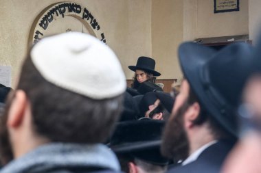 Ultra Ortodoks Yahudi hacılar, 25 Eylül 2022 'de Uman, Ukrayna' da yapılan Rosh Hashanah bayramı, Yahudi Yeni Yılı kutlamaları sırasında Breslov Haham Nachman 'ın mezarında dua ederler.