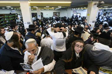 Ultra Ortodoks Yahudi hacılar 25 Eylül 2022 'de Ukrayna' nın Uman kentinde Haham Nachman 'ın mezarında Rosh Hashanah bayramını, Yahudi Yeni Yılı' nı kutluyorlar. 