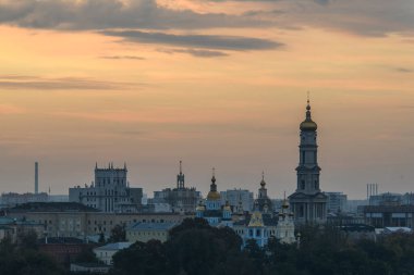 30 Eylül 2022 'de Ukrayna' nın başkenti Kharkiv 'in merkezinde Dormition Katedrali ile birlikte Harkiv' in merkez kısmının panoraması. Yüksek kalite fotoğraf