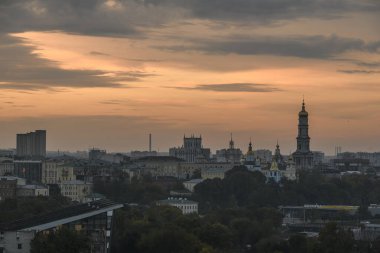 30 Eylül 2022 'de Ukrayna' nın başkenti Kharkiv 'in merkezinde Dormition Katedrali ile birlikte Harkiv' in merkez kısmının panoraması. Yüksek kalite fotoğraf