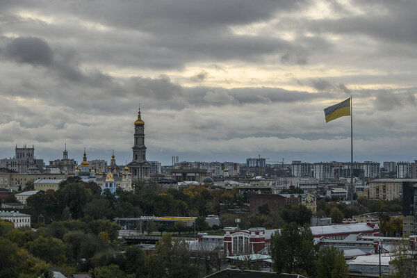 Панорама центральной части Харькова с Успенским собором в центре Харькова, Украина, октябрь 2022 года. Высокое качество фото