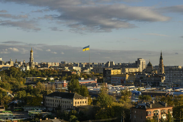 Панорама центральной части Харькова с Успенским собором в центре Харькова, Украина, октябрь 2022 года. Высокое качество фото