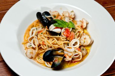 deniz ile makarna yemek gibi davran