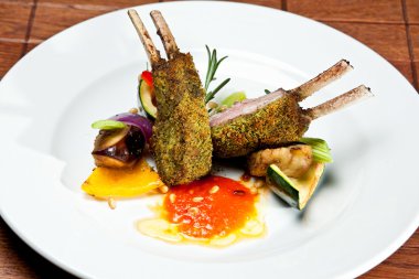 Kuzu pirzolası garnitür ile