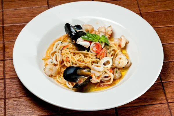 Casa fazer Macarrão com comida do mar — Fotografia de Stock