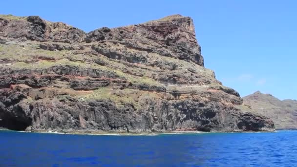 Segeln um eine der kanarischen Inseln la Gomera in Spanien. — Stockvideo