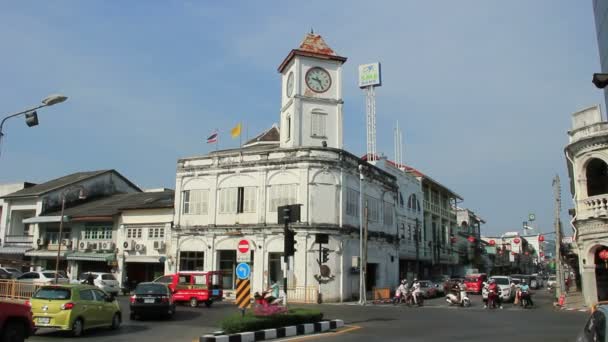 2.04.2014 - Phuket. Torre del reloj Promthep en el casco antiguo de Phuket . Vídeo De Stock