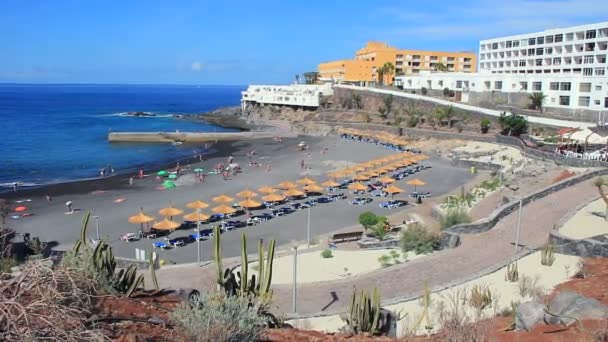 Kleiner felsiger Strand mit schwarzem Sand im Bezirk Callao Salvaje, adeje, Teneriffa, Kanarische Inseln, Spanien. — Stockvideo