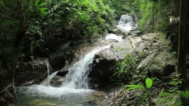 Catarata Kathu situada en el distrito de Kathu en la isla de Phuket — Vídeo de stock