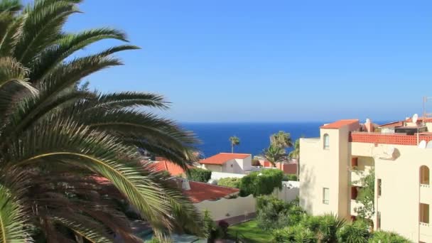 Casas de lujo con vistas al mar en el distrito Callao Salvaje. Adeje, isla de Tenerife. Este barrio es famoso por muchos turistas vienen aquí para pasar sus vacaciones y alquilar y comprar una propiedad . — Vídeo de stock