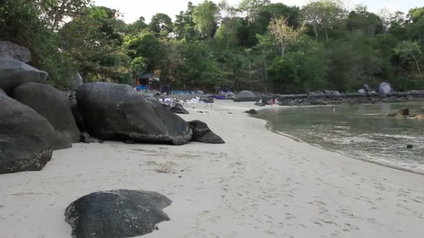 Playa paradisíaca en la isla de Phuket en Tailandia. Situado a 20 minutos de la playa de Patong ya 15 minutos de la playa Tri trang . — Vídeo de stock