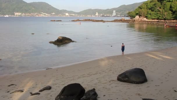 Playa paradisíaca en la isla de Phuket en Tailandia. Situado a 20 minutos de la playa de Patong ya 15 minutos de la playa Tri trang . — Vídeo de stock