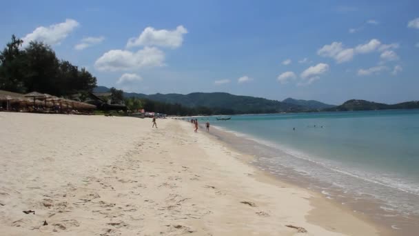 Bang tao beach je 6 km dlouhá pláž a jeden nejoblíbenější pláže na ostrově phuket. — Stock video