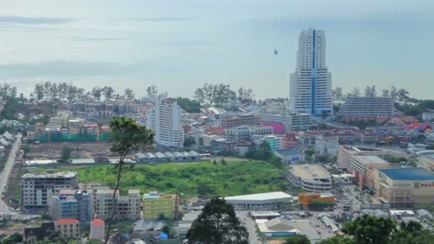 Punto de vista de Patong Hill. Uno de los miradores turísticos más populares de Phuket. (Tailandia ) — Vídeo de stock