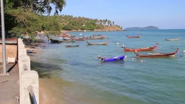 Barcos de cola larga estacionados en la playa de Rawai en la isla de Phuket. Tailandia — Vídeo de stock