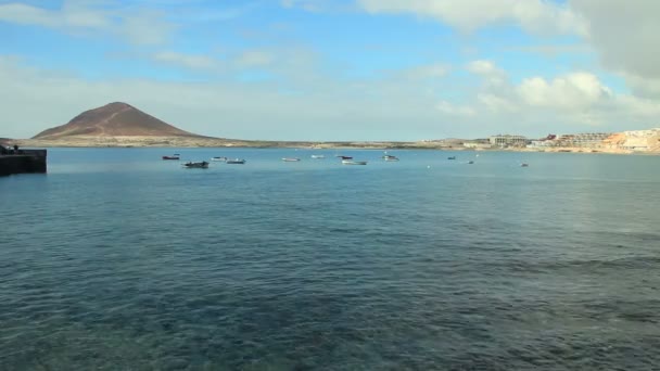 El Medano vista para Montaélia Roja (Rocha Vermelha) em Tenerife, Ilhas Canárias . — Vídeo de Stock