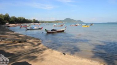 Longtail tekneler rawai Beach phuket Island park etmiş. Tayland