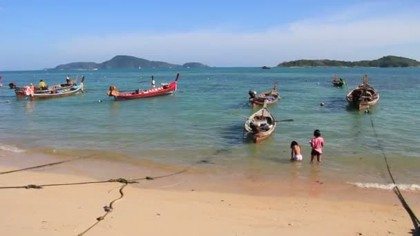 Barche a coda lunga parcheggiate nella spiaggia di Rawai nell'isola di Phuket. Tailandia Video Stock