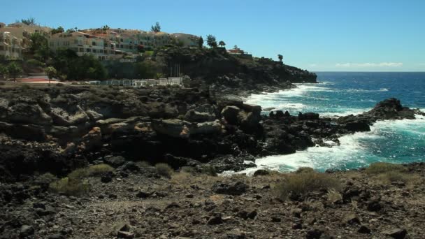 Casas de lujo con vistas al mar en el distrito Callao Salvaje. Adeje, isla de Tenerife. Este barrio es famoso por muchos turistas vienen aquí para pasar sus vacaciones y alquilar y comprar una propiedad . — Vídeo de stock