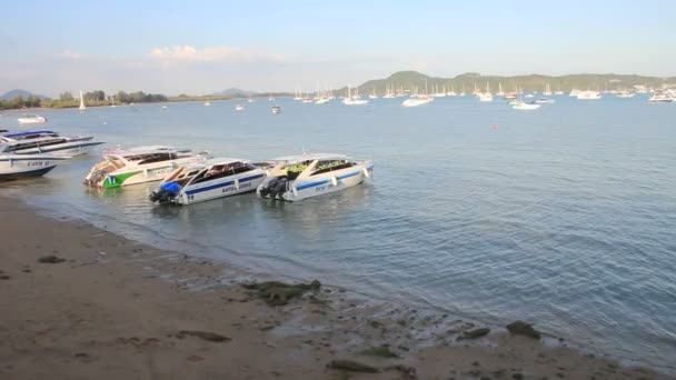 02.03.2013 - Phuket. Excursion boats parked in Ao Chalong, Phuket. — Stock Video