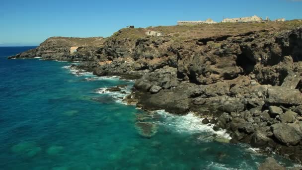 Rocky tenerife jih. krásný výhled na moře a skal. — Stock video