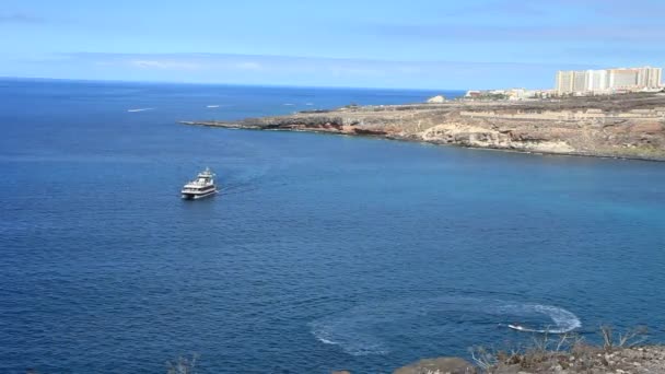 Excursion navio que passa entre Playa Paraíso e La Caleta en Tenerife ilha. Ilhas Canárias. Espanha . — Vídeo de Stock