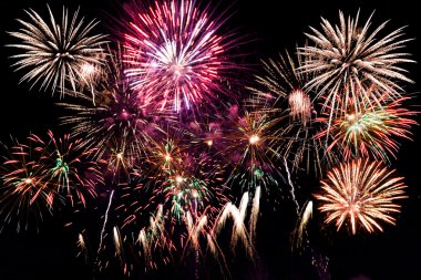 gece gökyüzü üzerinde renkli havai fişek