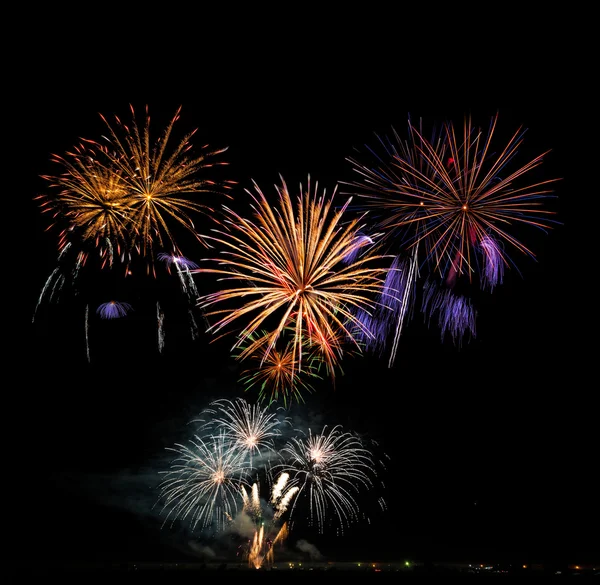 Fogos de artifício coloridos sobre céu noturno — Fotografia de Stock