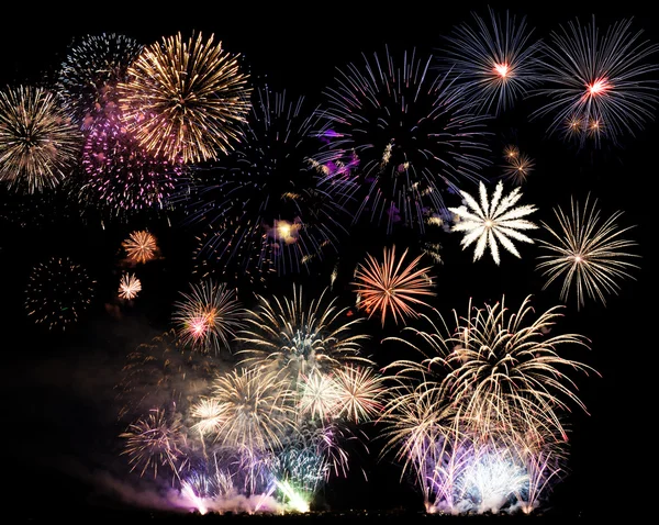 Fuegos artificiales de colores sobre el cielo nocturno — Foto de Stock