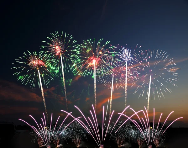 Színes tűzijáték különböző színekkel az éjszakai égbolton — Stock Fotó