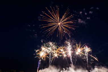 gece gökyüzü üzerinde renkli havai fişek