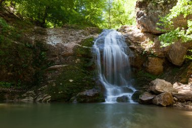 yüksek ve geniş şelale orman
