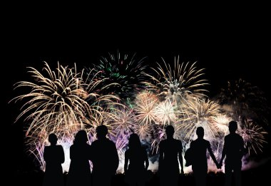bir grup insan güzel renkli tatil fireworks görünüyor