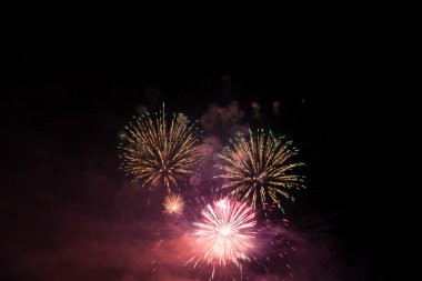 gece gökyüzü üzerinde renkli havai fişek