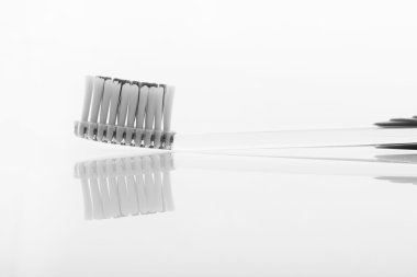 Beyaz arkaplanda diş fırçası