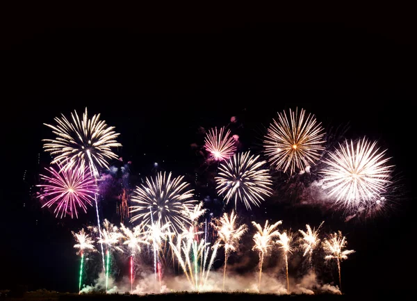 Színes tűzijáték különböző színekkel az éjszakai égbolton — Stock Fotó