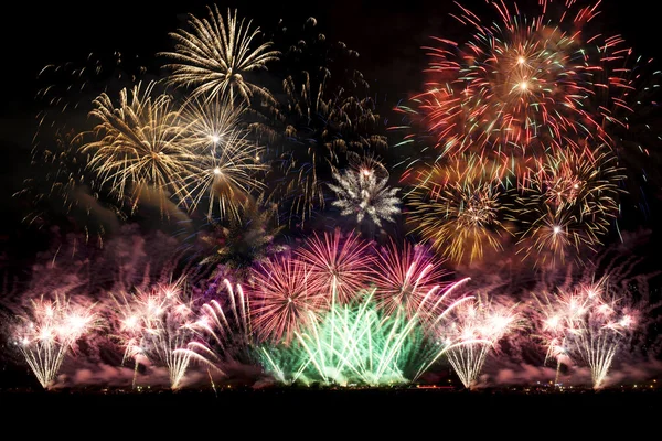 Bellissimi fuochi d'artificio colorati vacanza — Foto Stock