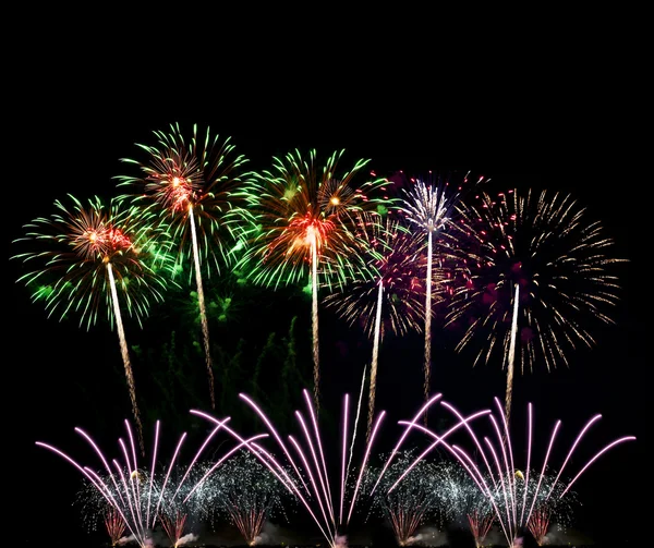 Fuochi d'artificio colorati di vari colori nel cielo notturno — Foto Stock