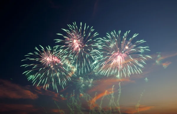 Schöne bunte Feiertagsfeuerwerk in den Abendhimmel mit maj — Stockfoto