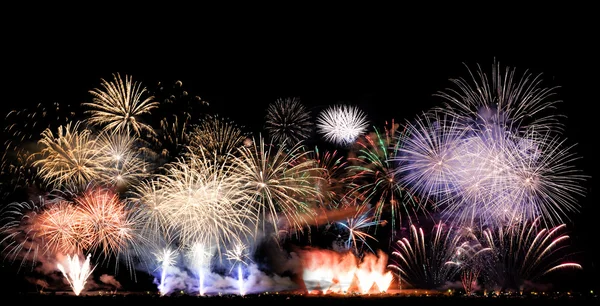 Fuochi d'artificio colorati nel cielo notturno — Foto Stock