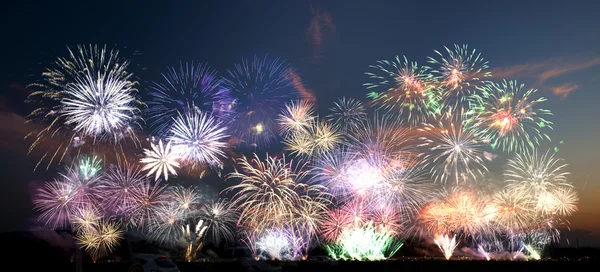 Farbenfrohes Feuerwerk in verschiedenen Farben am Abendhimmel — Stockfoto