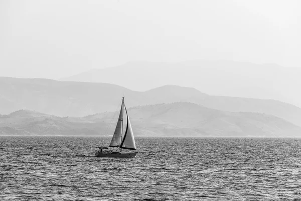 Yacht sailing. Holiday lifestyle landscape with skyline sailboat — Stock Photo, Image