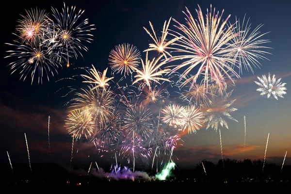 Bellissimi fuochi d'artificio colorati vacanza — Foto Stock