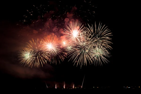 Fogos de artifício coloridos sobre céu noturno — Fotografia de Stock