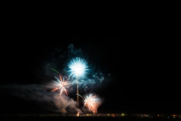Красочные фейерверки над ночным небом — стоковое фото